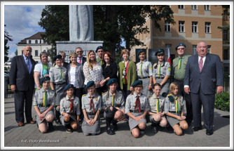 Flame Memorial with US 
travelers, scouts and 
Polish officials
